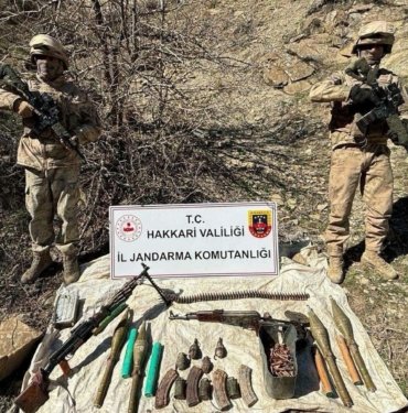 Hakkari’de silah ve mühimmat ele geçirildi 9 Hakkari’de silah ve mühimmat ele geçirildi