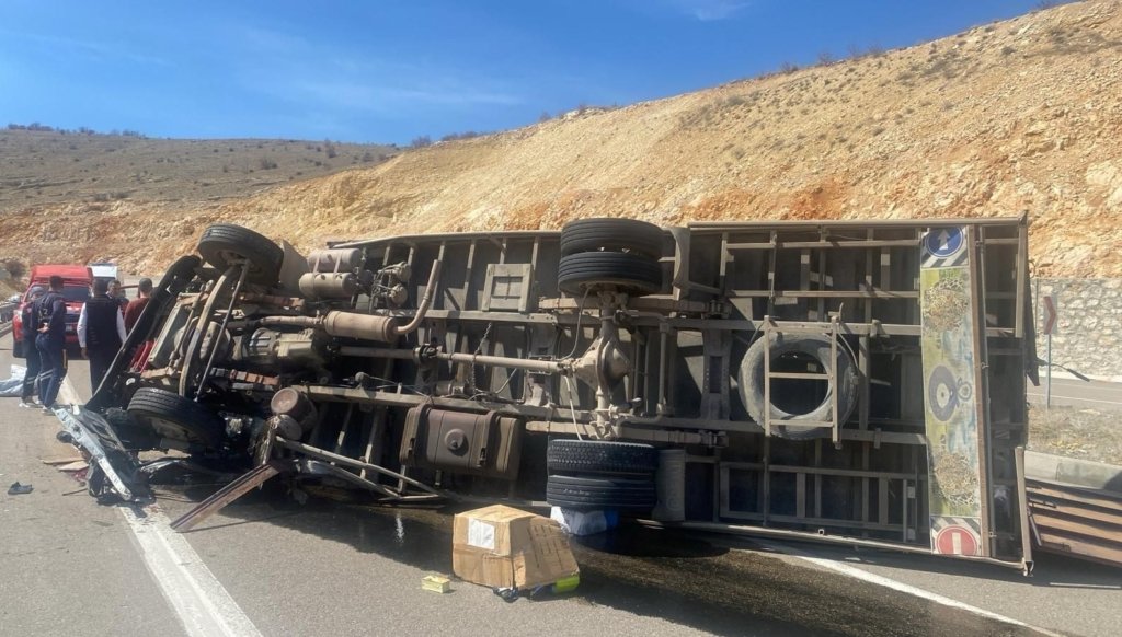 Malatya’da kamyon devrildi: 1 ölü, 1 yaralı