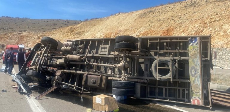 Malatya’da kamyon devrildi: 1 ölü, 1 yaralı