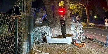 Urla’da feci kaza: Otomobil ikiye yarıldı, 2 kişi araçtan fırladı