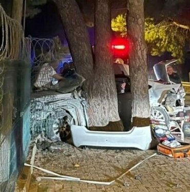 Urla’da feci kaza: Otomobil ikiye yarıldı, 2 kişi araçtan fırladı