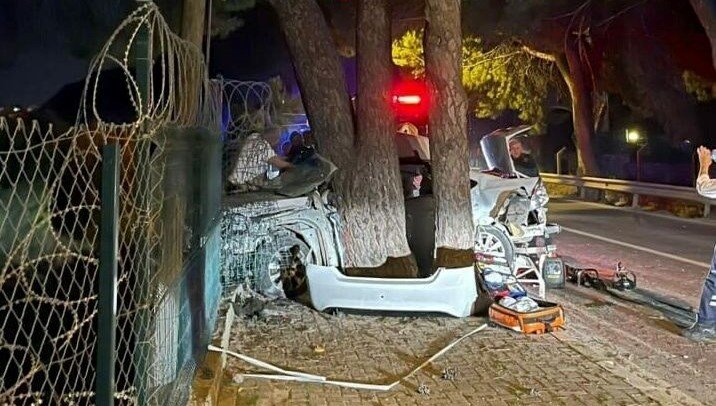 Urla’da feci kaza: Otomobil ikiye yarıldı, 2 kişi araçtan fırladı