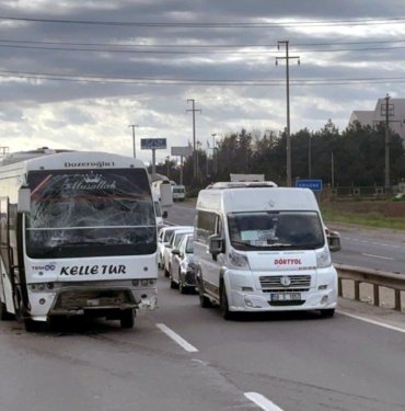 İki servis aracı çarpıştı: 5’i askeri personel, 16 yaralı
