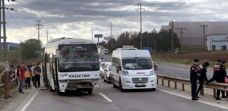 İki servis aracı çarpıştı: 5’i askeri personel, 16 yaralı
