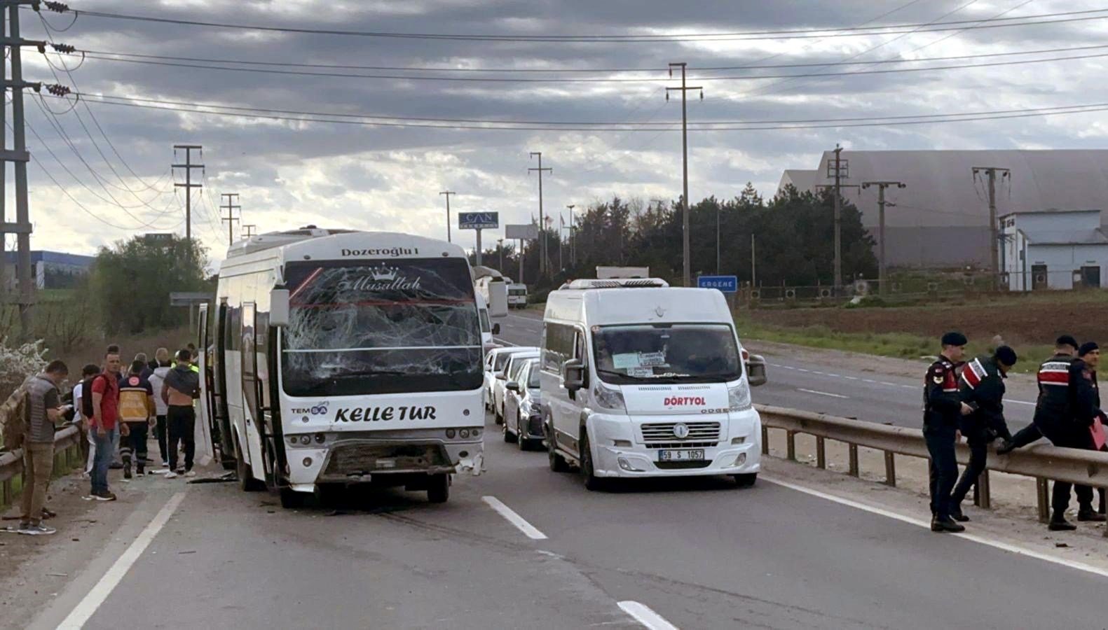 İki servis aracı çarpıştı: 5’i askeri personel, 16 yaralı