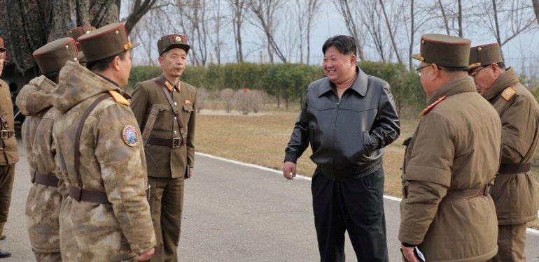 Kim Jong Un yeni füzeleri test etti