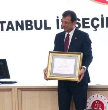 İBB Başkanı Ekrem İmamoğlu mazbatasını aldı