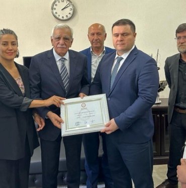 Mardin Büyükşehir Belediye Başkanı Ahmet Türk mazbatasını aldı