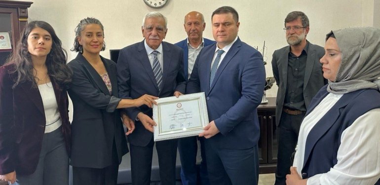 Mardin Büyükşehir Belediye Başkanı Ahmet Türk mazbatasını aldı