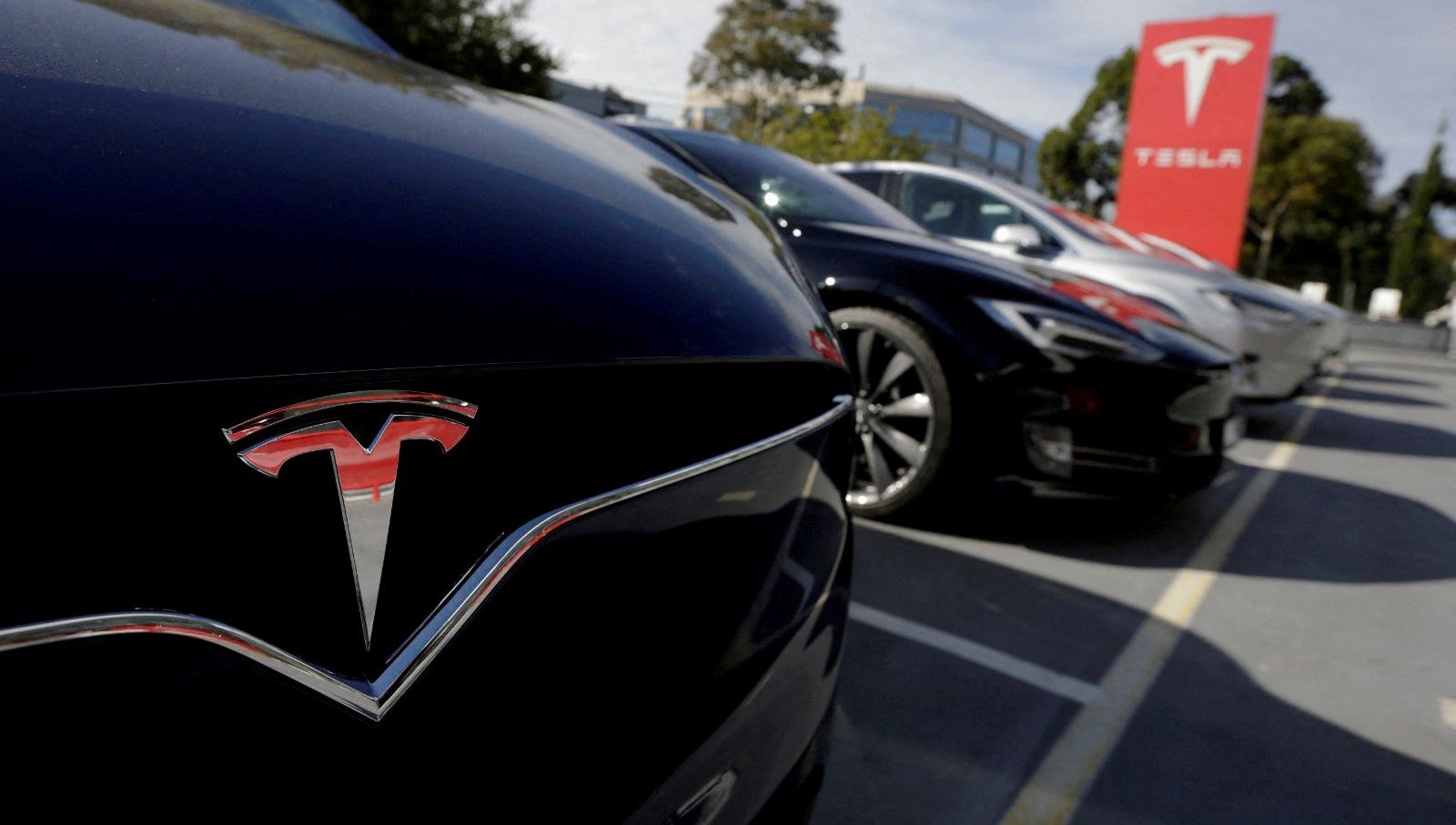 Tesla’nın satışları ilk çeyrekte 2020’den bu yana ilk düşüşünü kaydetti