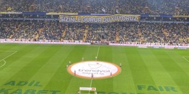 Fenerbahçe Adana Demirspor maçında çimlere yazılan yazıyı milyonlar okudu!