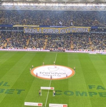 Fenerbahçe Adana Demirspor maçında çimlere yazılan yazıyı milyonlar okudu!