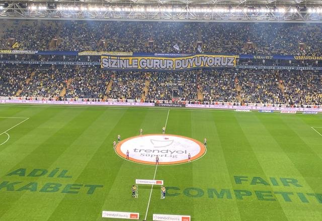 Fenerbahçe Adana Demirspor maçında çimlere yazılan yazıyı milyonlar okudu!