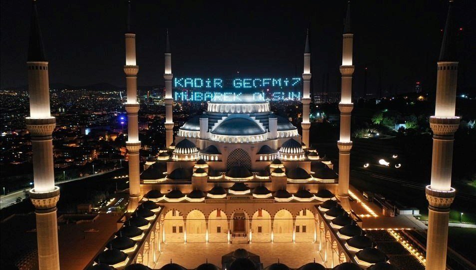Kadir Gecesi mesajları 2024: Bin  aydan daha hayırlı olduğuna inanılan Kadir Gecesi’ne özel mesajlar