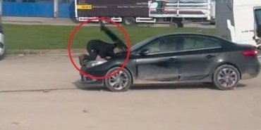 Seyir halindeyken kaputa çıkarak motoru tamir etti