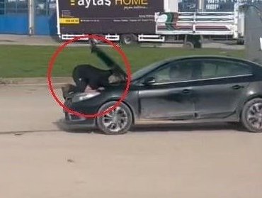 Seyir halindeyken kaputa çıkarak motoru tamir etti