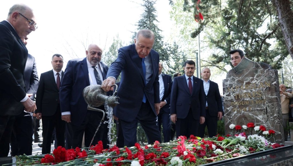 Cumhurbaşkanı Erdoğan, Alparslan Türkeş’in kabrini ziyaret etti