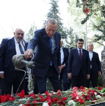 Cumhurbaşkanı Erdoğan, Alparslan Türkeş’in kabrini ziyaret etti