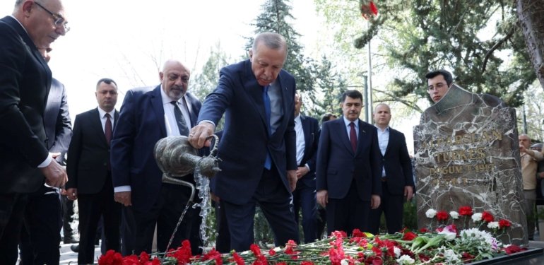 Cumhurbaşkanı Erdoğan, Alparslan Türkeş’in kabrini ziyaret etti