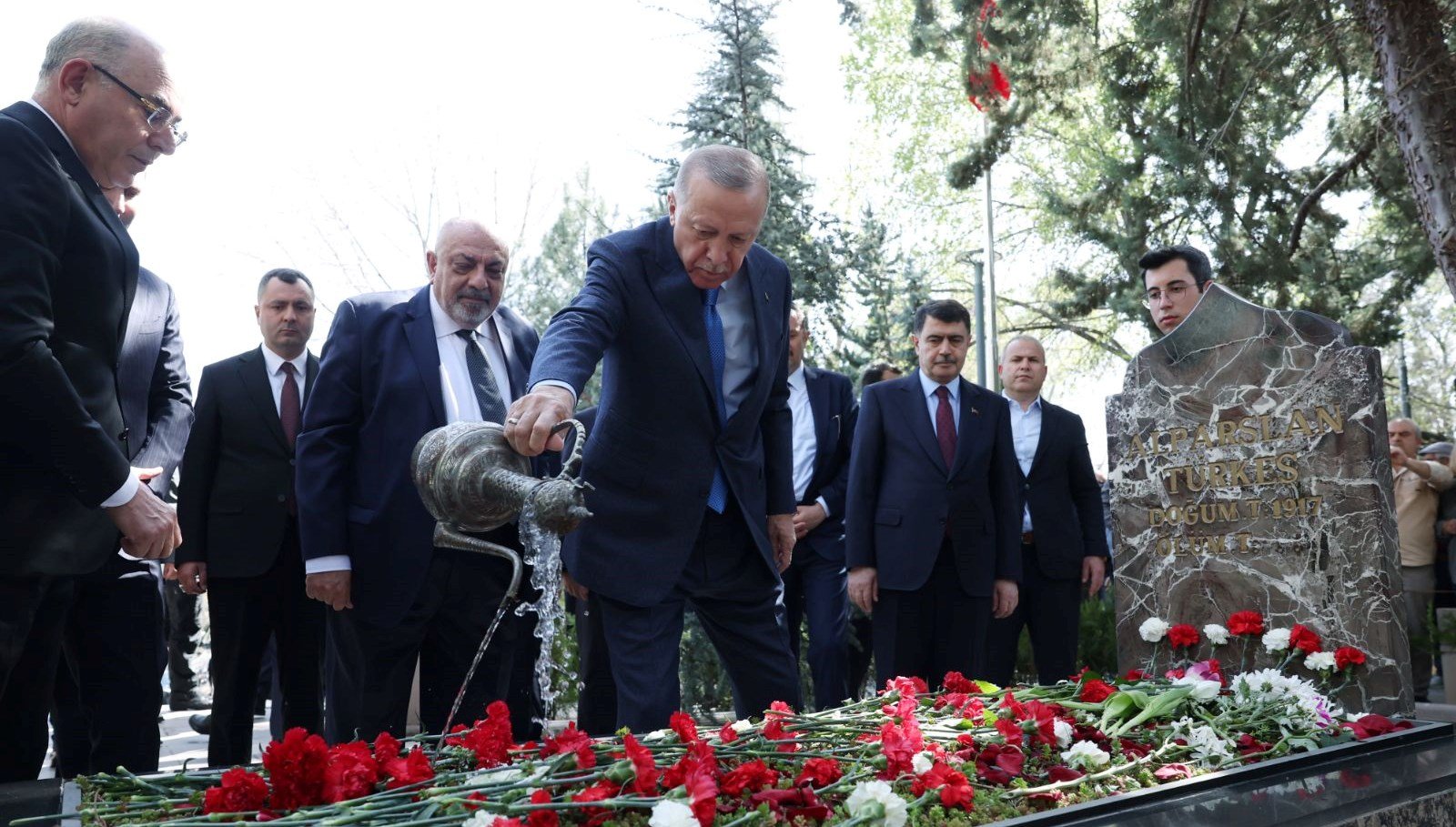 Cumhurbaşkanı Erdoğan, Alparslan Türkeş’in kabrini ziyaret etti