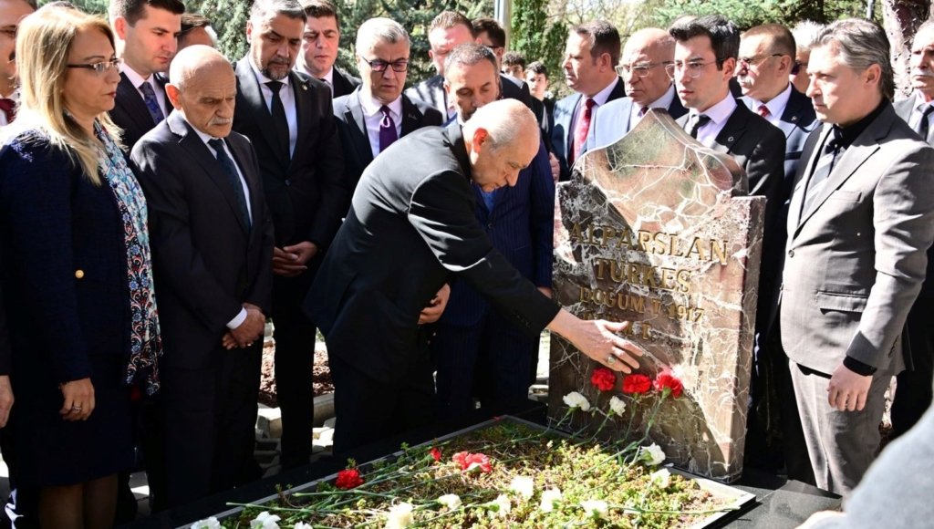 Bahçeli, Alparslan Türkeş’in kabrini ziyaret etti