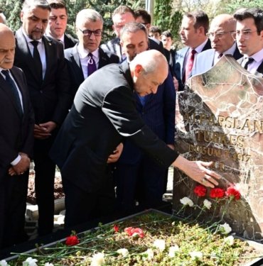 Bahçeli, Alparslan Türkeş’in kabrini ziyaret etti