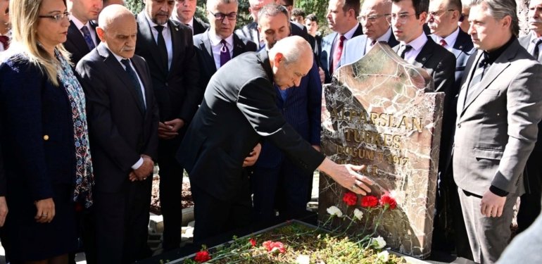 Bahçeli, Alparslan Türkeş’in kabrini ziyaret etti