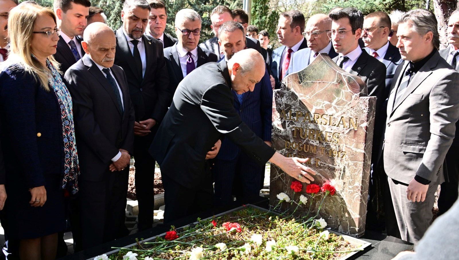 Bahçeli, Alparslan Türkeş’in kabrini ziyaret etti