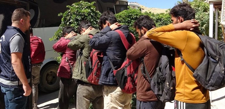 Hatay’da 14 düzensiz göçmen yakalandı