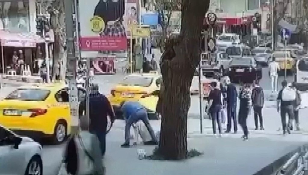 Güngören’de taksici yayanın burnunu kırdı