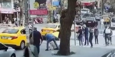 Güngören’de taksici yayanın burnunu kırdı