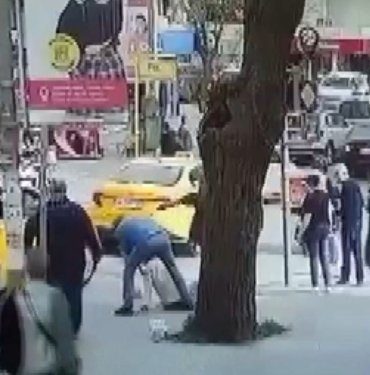 Güngören’de taksici yayanın burnunu kırdı