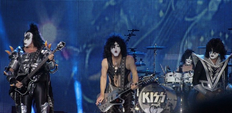 Rock grubu Kiss, marka adı, şarkıları ve telif haklarını 300 milyon dolara sattı