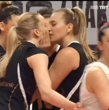 Eczacıbaşı Dynavit ile Vakıfbank maçında alınan sayının ardından Cansu ve Ali Frantti 4 Eczacıbaşı Dynavit ile Vakıfbank maçında alınan sayının ardından Cansu ve Ali Frantti