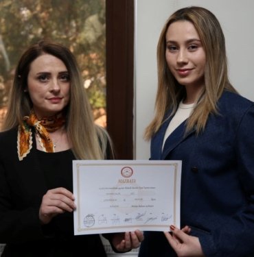 En genç belediye başkanı Zeynep Çelik, mazbatasını aldı
