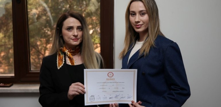 En genç belediye başkanı Zeynep Çelik, mazbatasını aldı