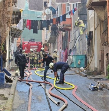 Beyoğlu’nda bitişik iki binada yangın