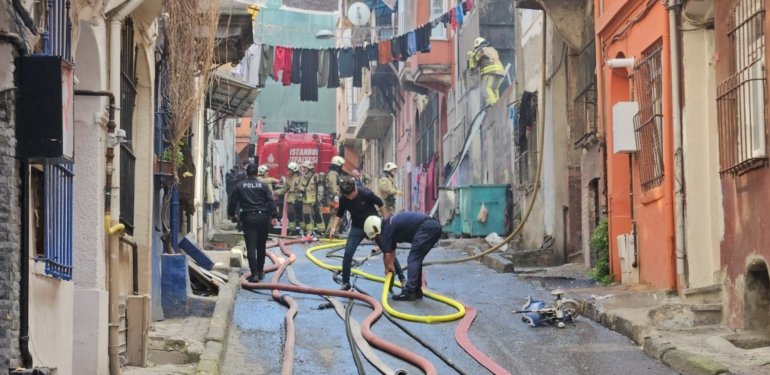 Beyoğlu’nda bitişik iki binada yangın