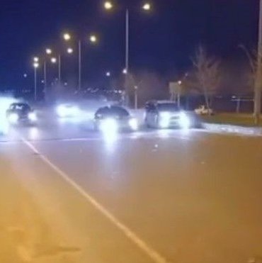 3 şeritlik yolda 5 otomobil yarıştı