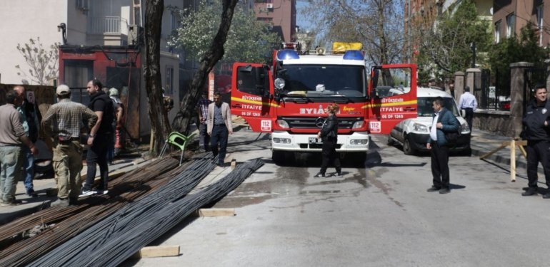 YSK yakınında yangın: Cadde boşaltıldı