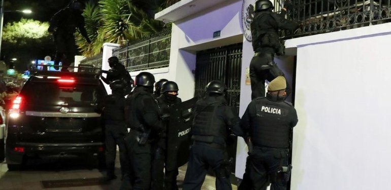 Ekvador ile Meksika arasında kriz: Büyükelçiliği polis bastı!