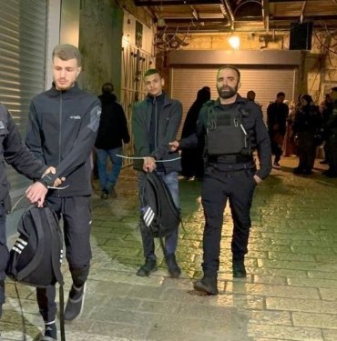 İsrail, Mescid-i Aksa’da sabah namazı kılan 16 kişiyi gözaltına aldı