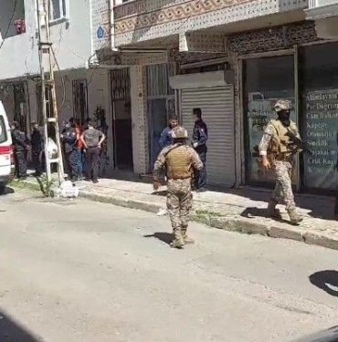 Bir kişi kendini eve kitledi: Özel harekat polisleri harekete geçti