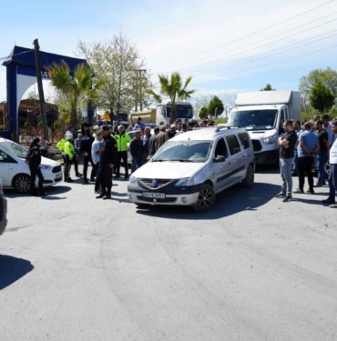 Mahalleliden araçlarıyla hafriyat kamyonlarına tepki