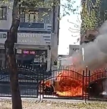 Seyir halindeki taksi alev aldı