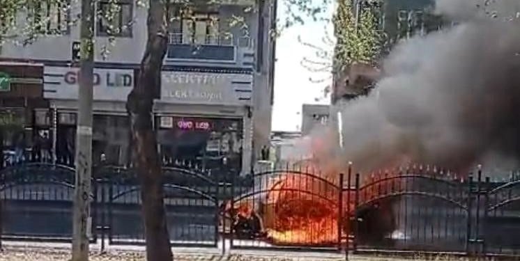 Seyir halindeki taksi alev aldı