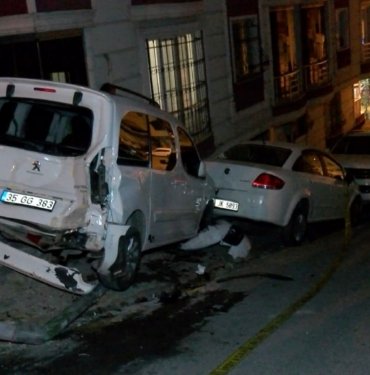 Çöp kamyonu yokuşta kaydı: Park halindeki araçları sürükledi