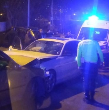 Muş’ta iki araç kafa kafaya çarpıştı