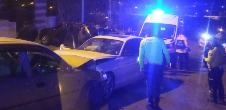 Muş’ta iki araç kafa kafaya çarpıştı