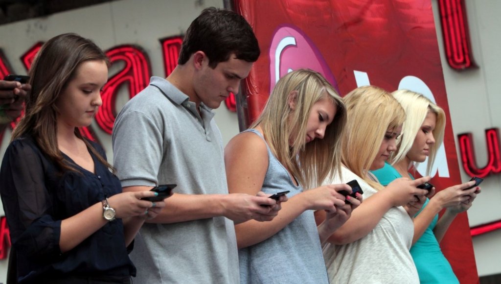 İngiltere’de ebeveynlerin akıllı telefon karşıtı hareketi büyüyor: Gençlerin ruh sağlığı bozuk